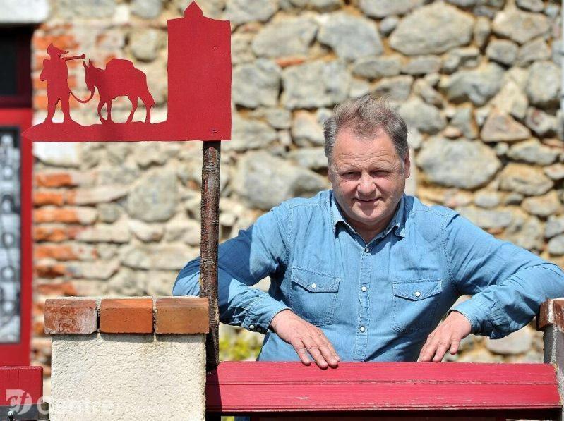Bed and Breakfast Les Maitres Sonneurs Huriel Exterior foto