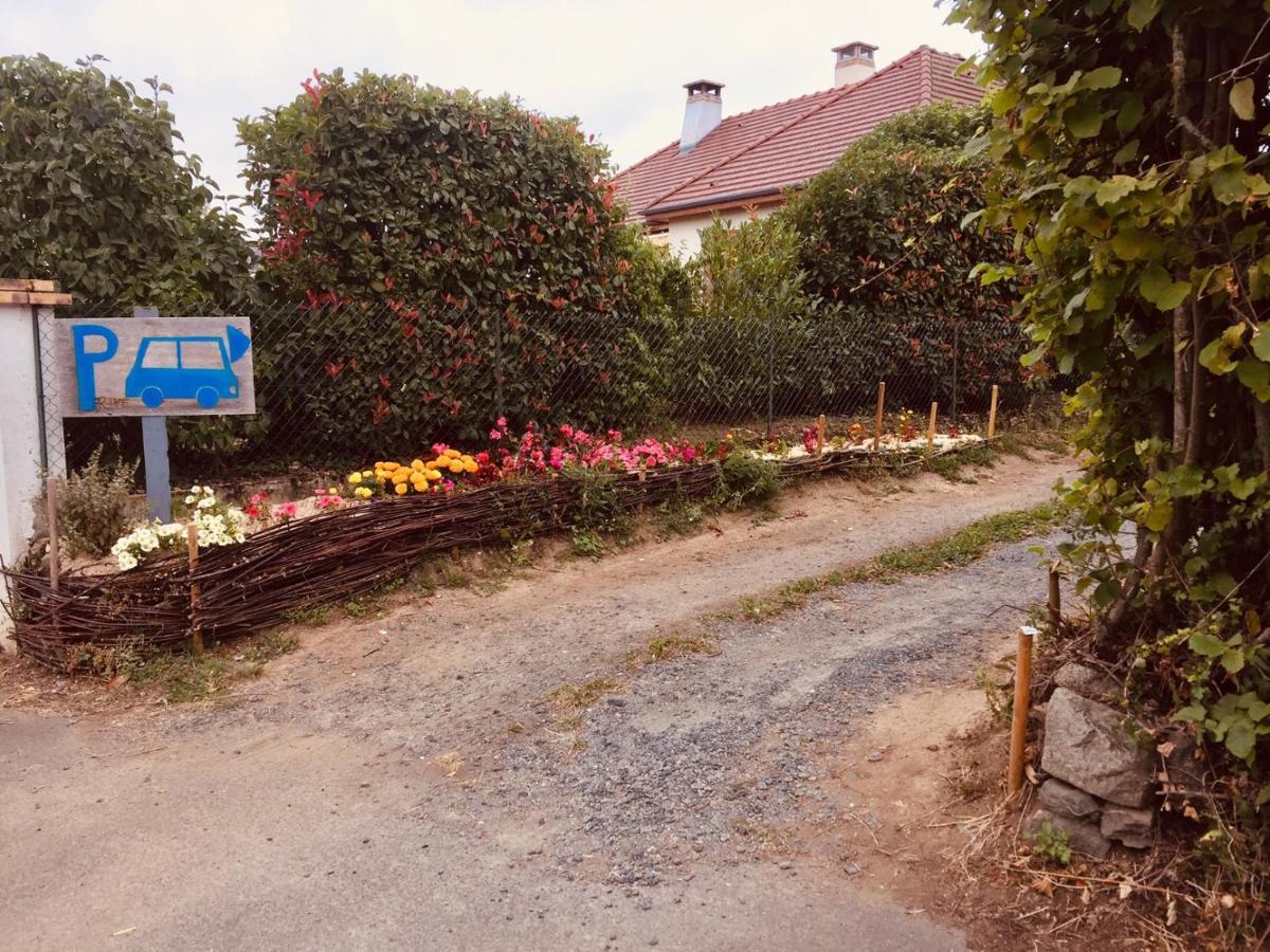 Bed and Breakfast Les Maitres Sonneurs Huriel Exterior foto