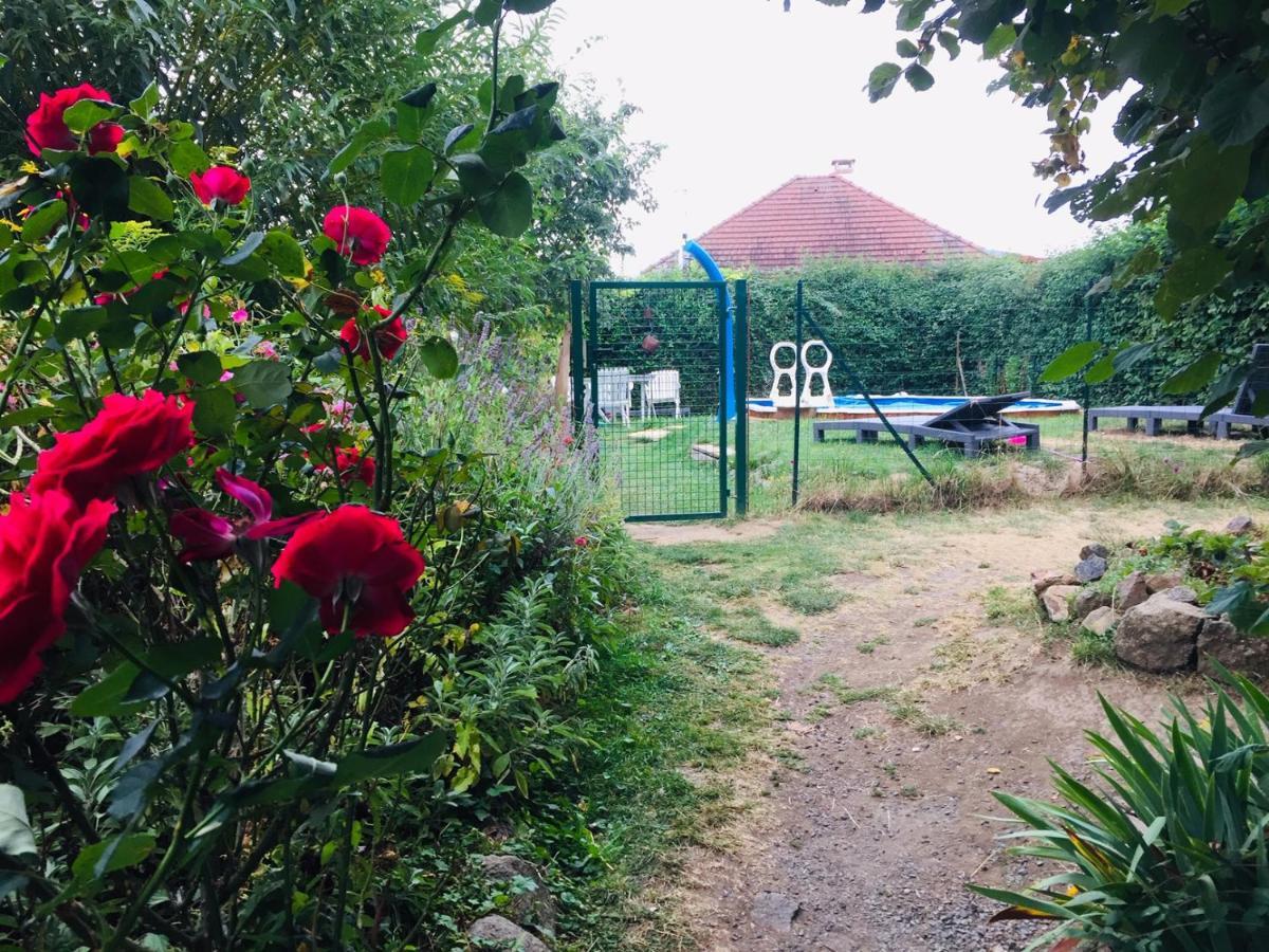 Bed and Breakfast Les Maitres Sonneurs Huriel Exterior foto
