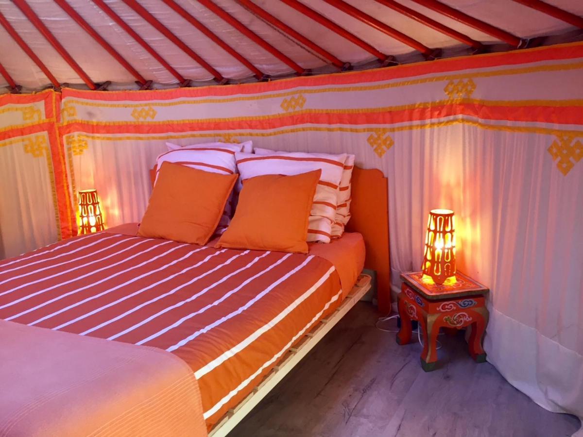 Bed and Breakfast Les Maitres Sonneurs Huriel Exterior foto